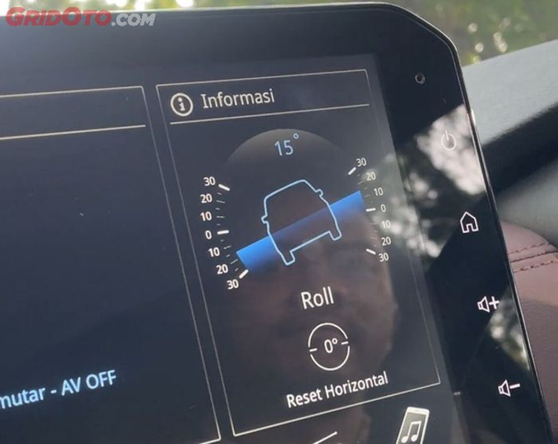 Digital gauge tersedia di layar head unit Xpander Cross